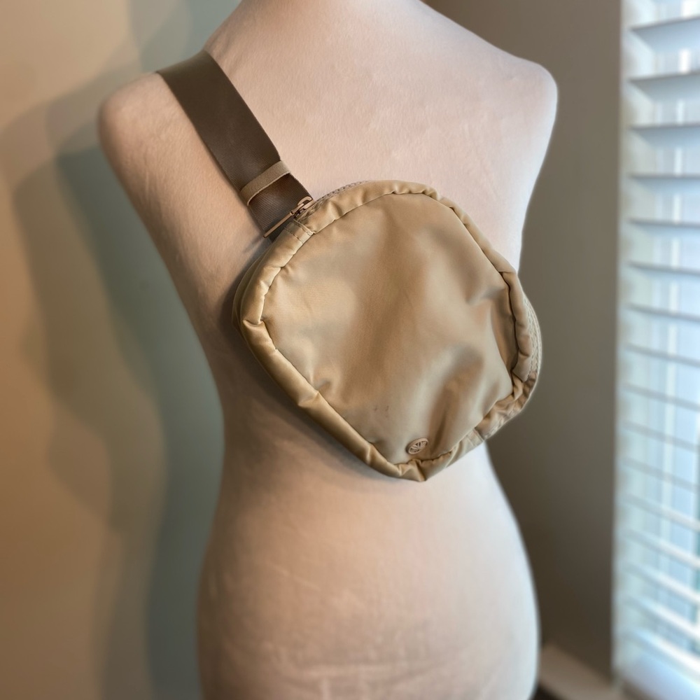 GAIAM Cream Crossbody Bag